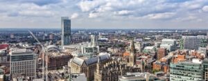 Skyline de Manchester, donde la arquitectura industrial convive con modernos rascacielos que reflejan la constante evolución de la ciudad