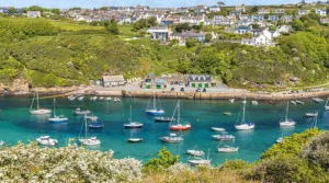 Un pintoresco puerto de Pembrokeshire salpicado de veleros