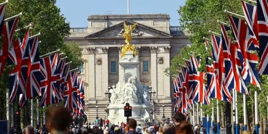 Estatua Palacio de Buckingham y Victoria Memorial desde The Mall en Londres