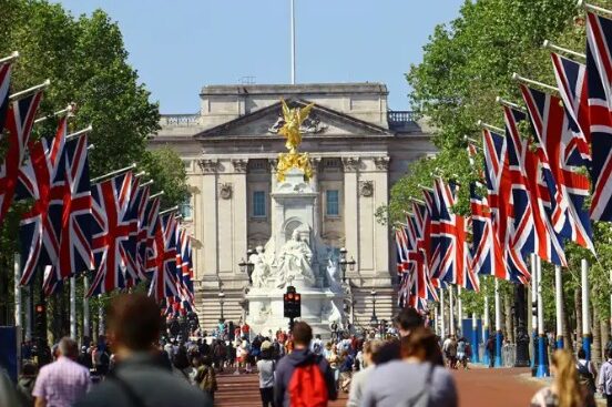 Palacio de Buckingham y Victoria Memorial desde The Mall en Londres