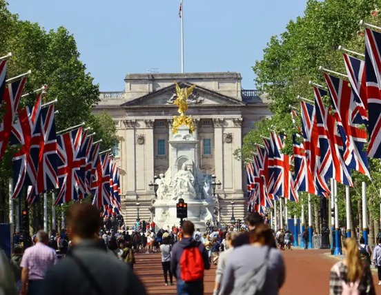Palacio de Buckingham y Victoria Memorial desde The Mall en Londres