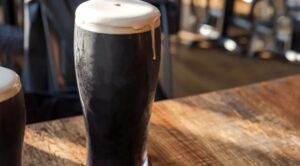 Con su sabor rico, suave, e intenso, la cerveza negra stout es un gran clásico entre las cervezas inglesas.
