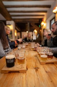 Realiza una cata guiada de cervezas en la cervecería más antigua del Reino Unido.
