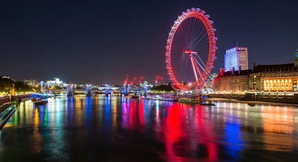 Vista nocturna del London Eye iluminado