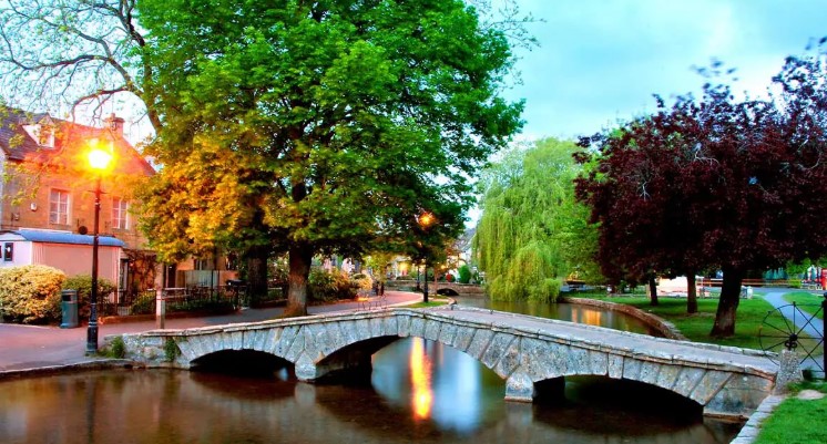 El pueblo de Bourton-on-the-Water, apodado "la Venecia de los Cotswolds".