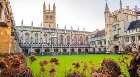 Patio y torre del Magdalena College