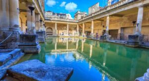 Visite las Termas Romanas de Bath durante su estancia en los Cotswolds.