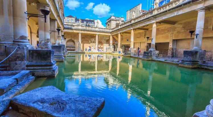 Visite las Termas Romanas de Bath durante su estancia en los Cotswolds.