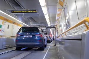 Los vehículos viajan a bordo de los trenes de Eurotunnel LeShuttle entre Coquelles, en Francia, y Folkestone, en Reino Unido.